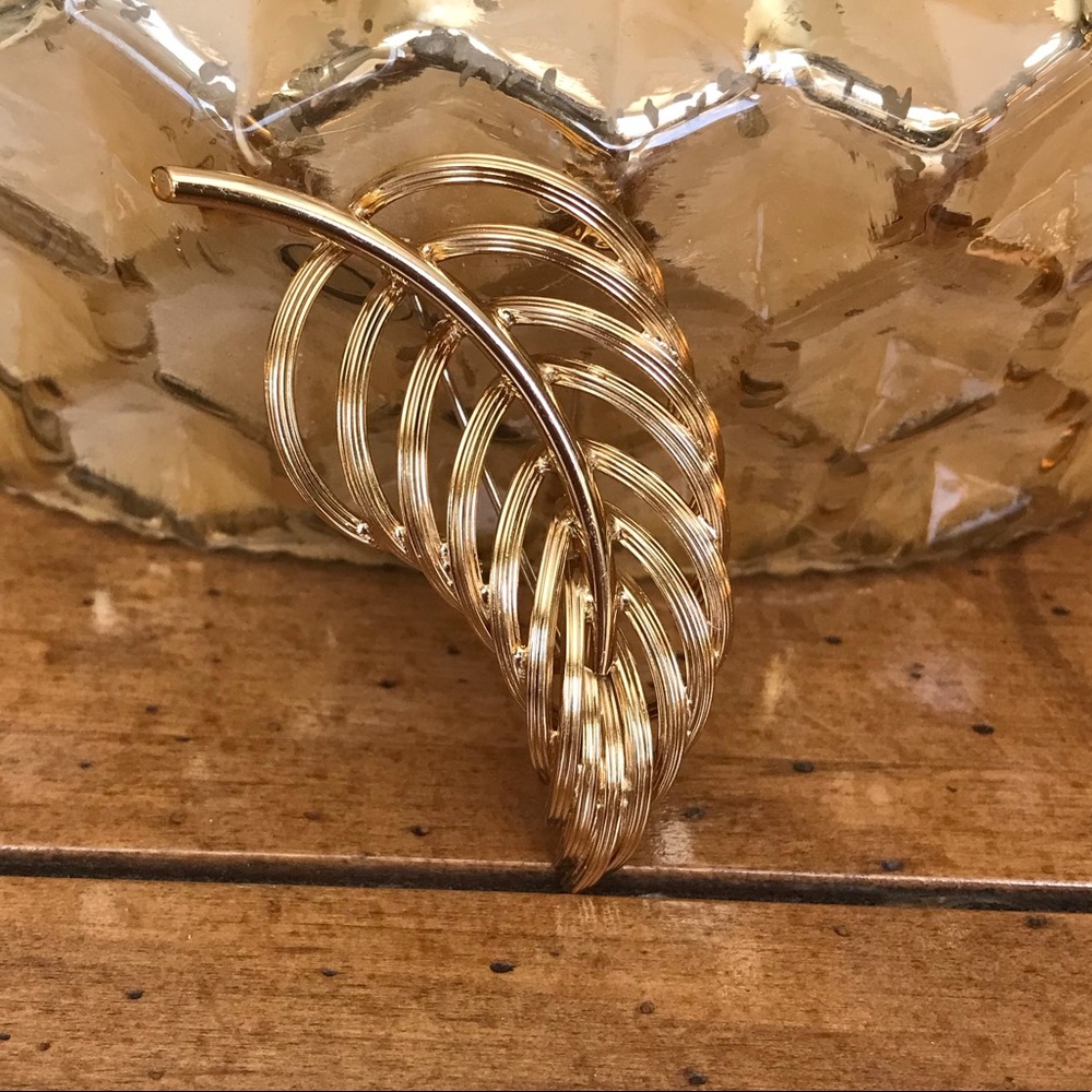 Pretty vintage Monet leaf brooch
